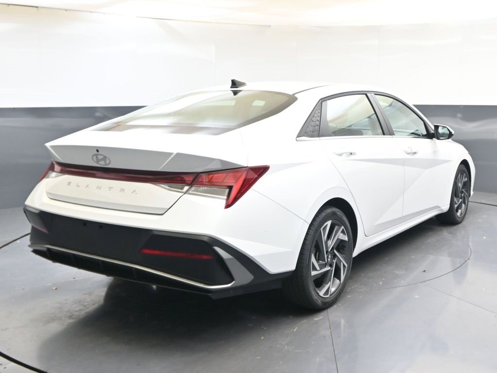 Certified 2025 Hyundai Elantra SEL w/ Cargo Package image 5