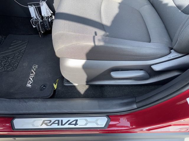 Used 2019 Toyota RAV4 LE w/ Carpet Mat Package image 10