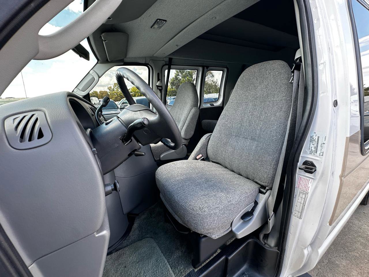 Used 2004 Ford E-250 and Econoline 250 Extended RWD image 18