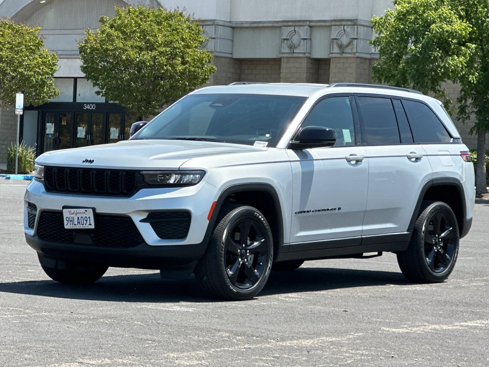 Used 2023 Jeep Grand Cherokee Altitude RWD image 8