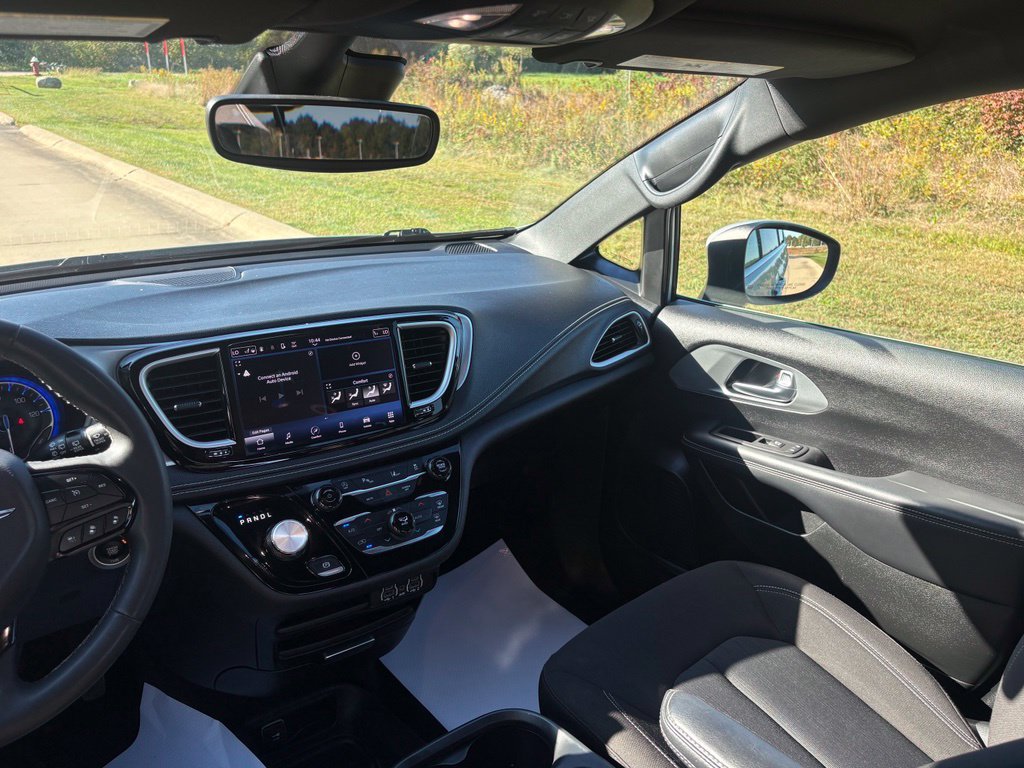 Used 2023 Chrysler Pacifica Touring FWD image 42