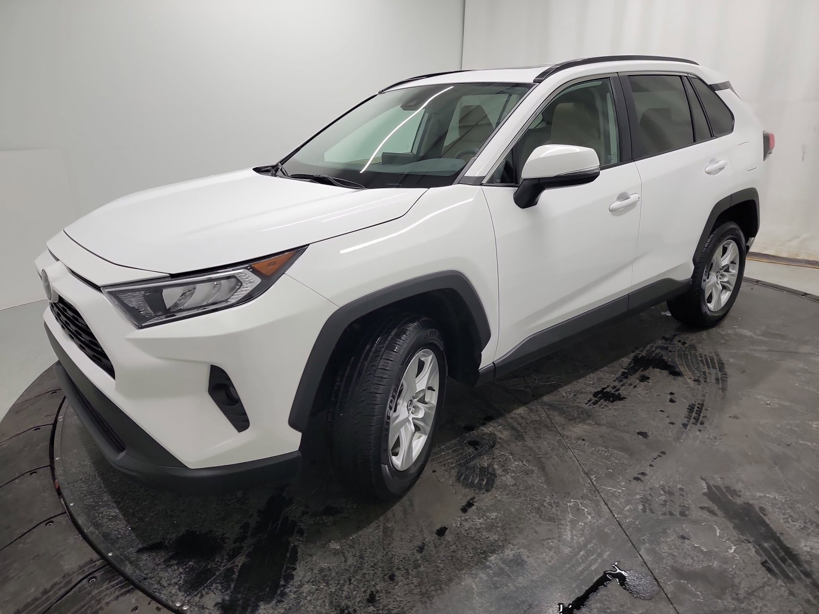 Used 2020 Toyota RAV4 XLE image 3