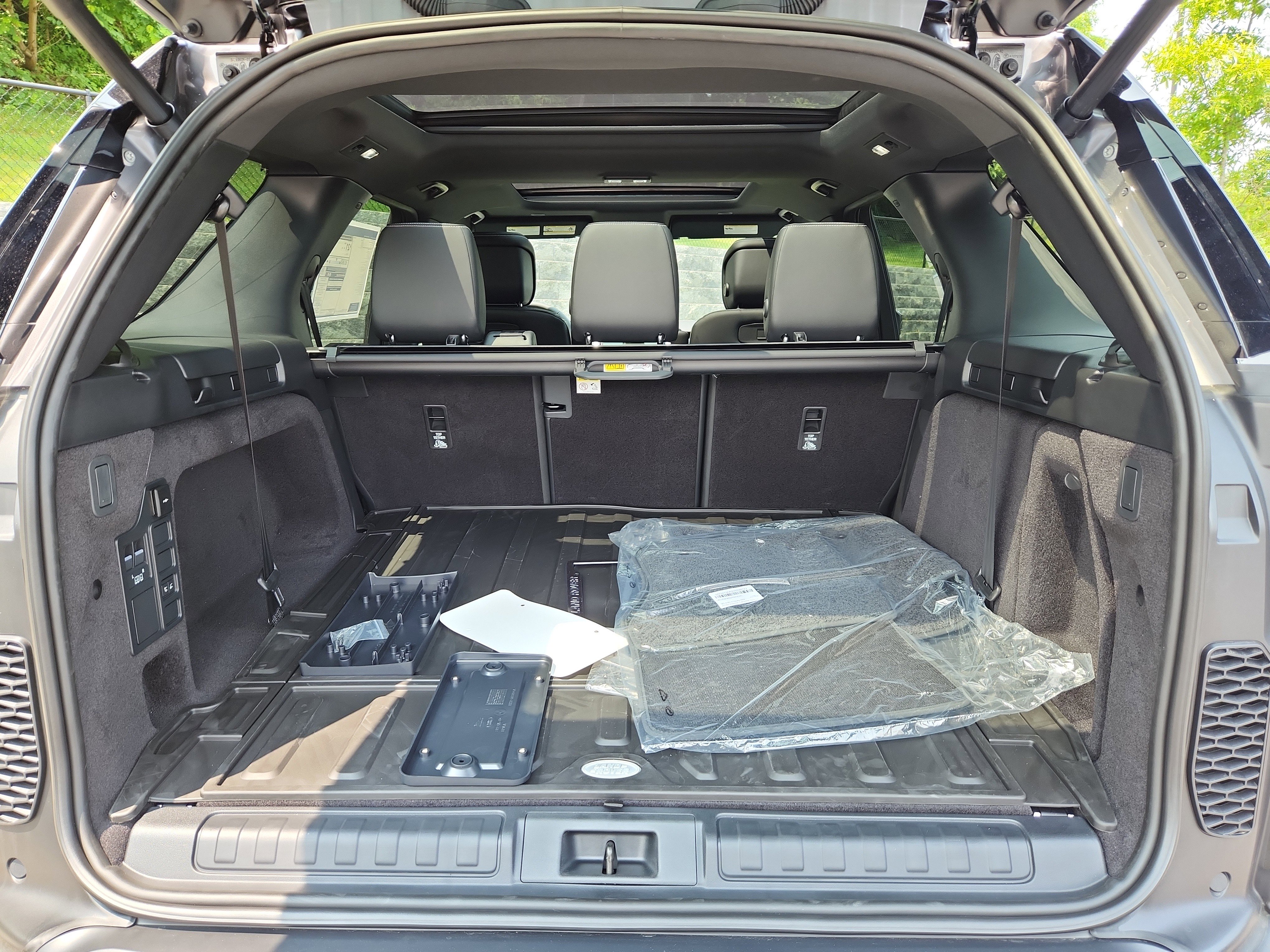 New 2025 Land Rover Discovery S image 13