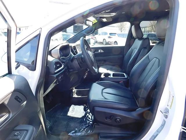Used 2025 Chrysler Pacifica Select FWD image 13