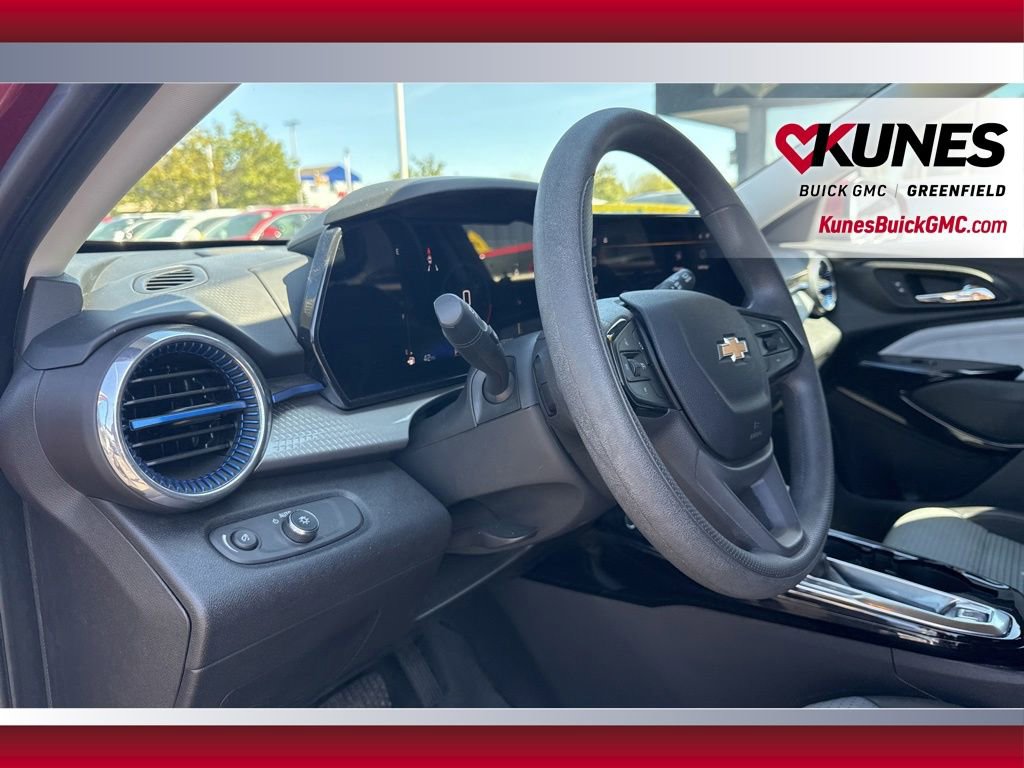 Used 2025 Chevrolet Trax LT FWD image 16