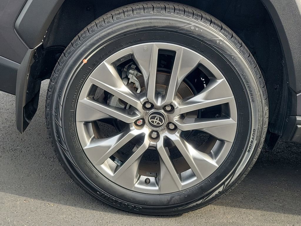 Used 2023 Toyota RAV4 XLE Premium image 10