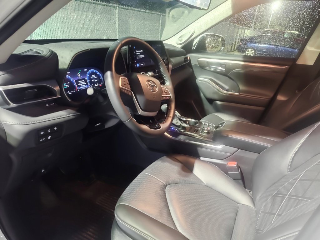 Used 2026 Toyota Highlander Platinum AWD/4WD image 9