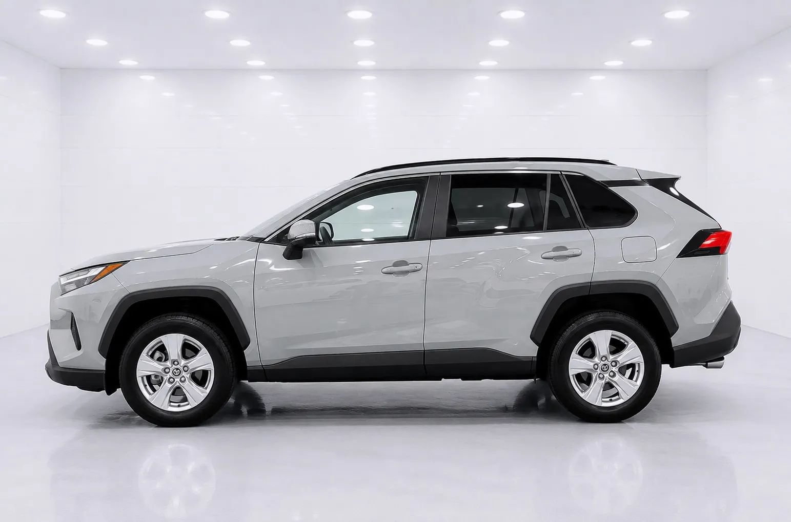 Used 2023 Toyota RAV4 XLE AWD/4WD image 2
