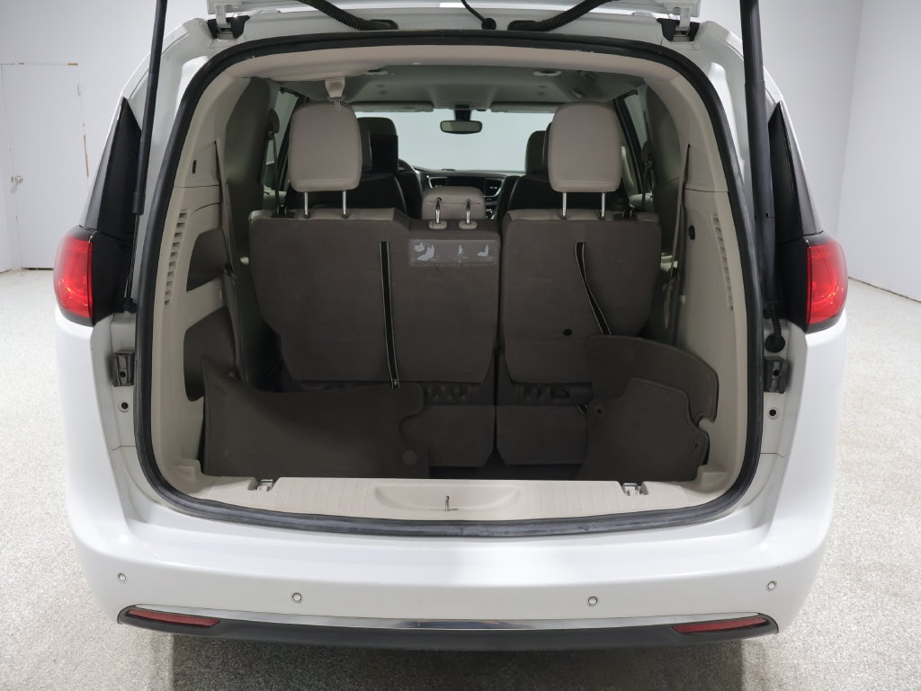Used 2018 Chrysler Pacifica Touring-L Plus FWD image 20