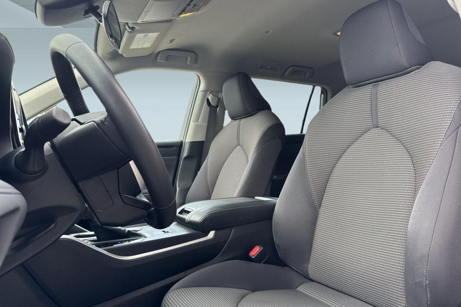 Used 2025 Toyota Highlander LE image 5
