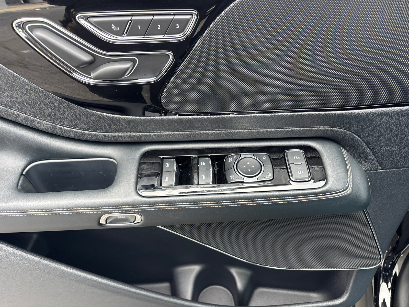 New 2026 Lincoln Aviator AWD image 13