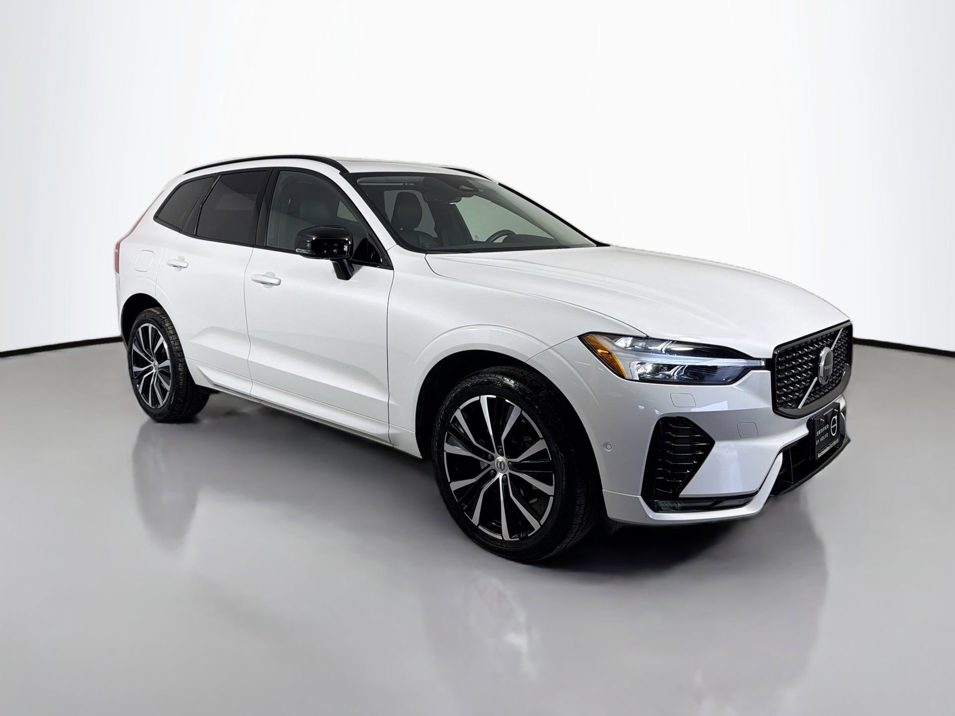 Certified 2023 Volvo XC60 B5 Plus w/ Climate Package AWD/4WD image 3