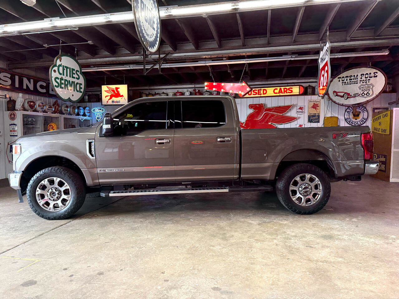 Used 2022 Ford F250 Lariat w/ Chrome Package image 3