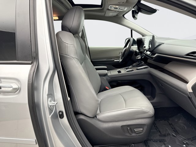 Used 2023 Toyota Sienna XLE image 16