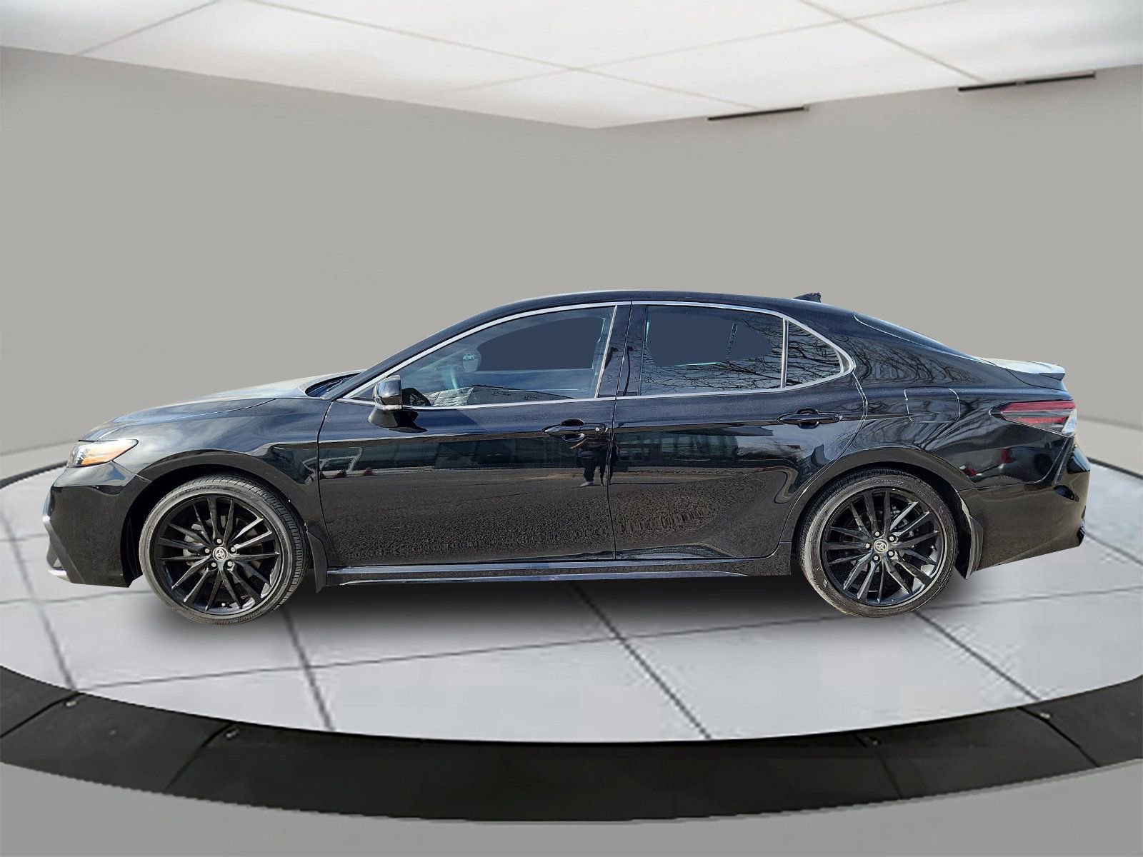 Used 2023 Toyota Camry XSE image 2