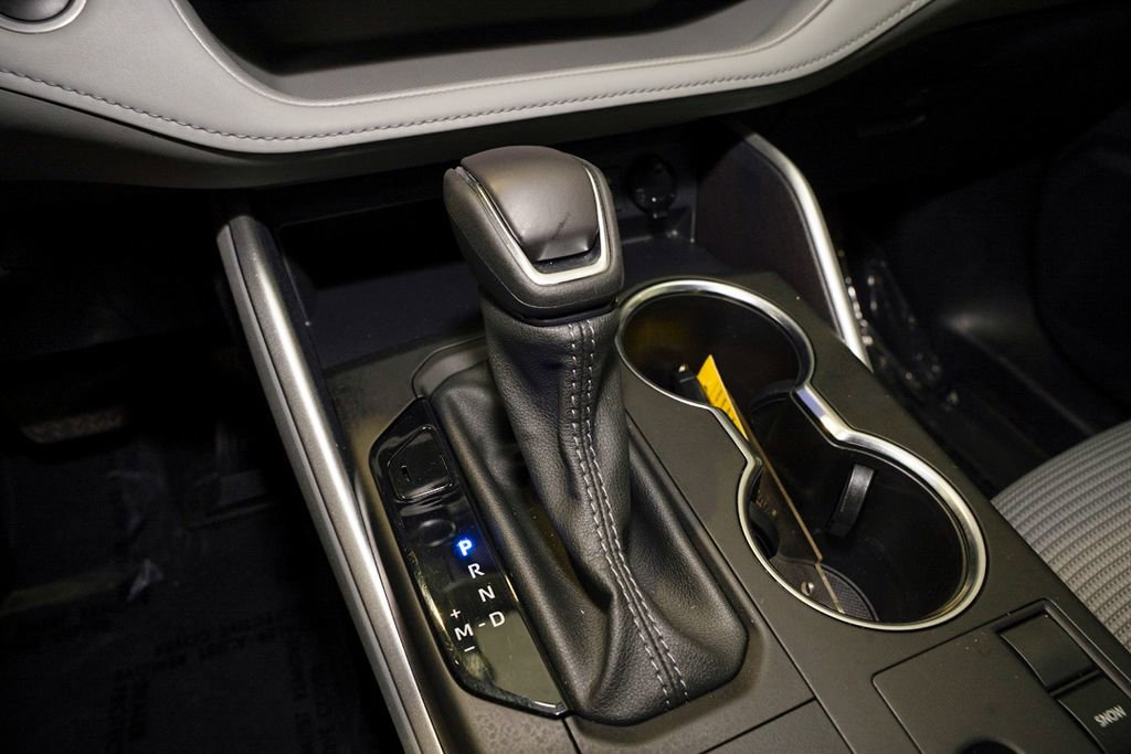 Used 2024 Toyota Highlander LE FWD image 18