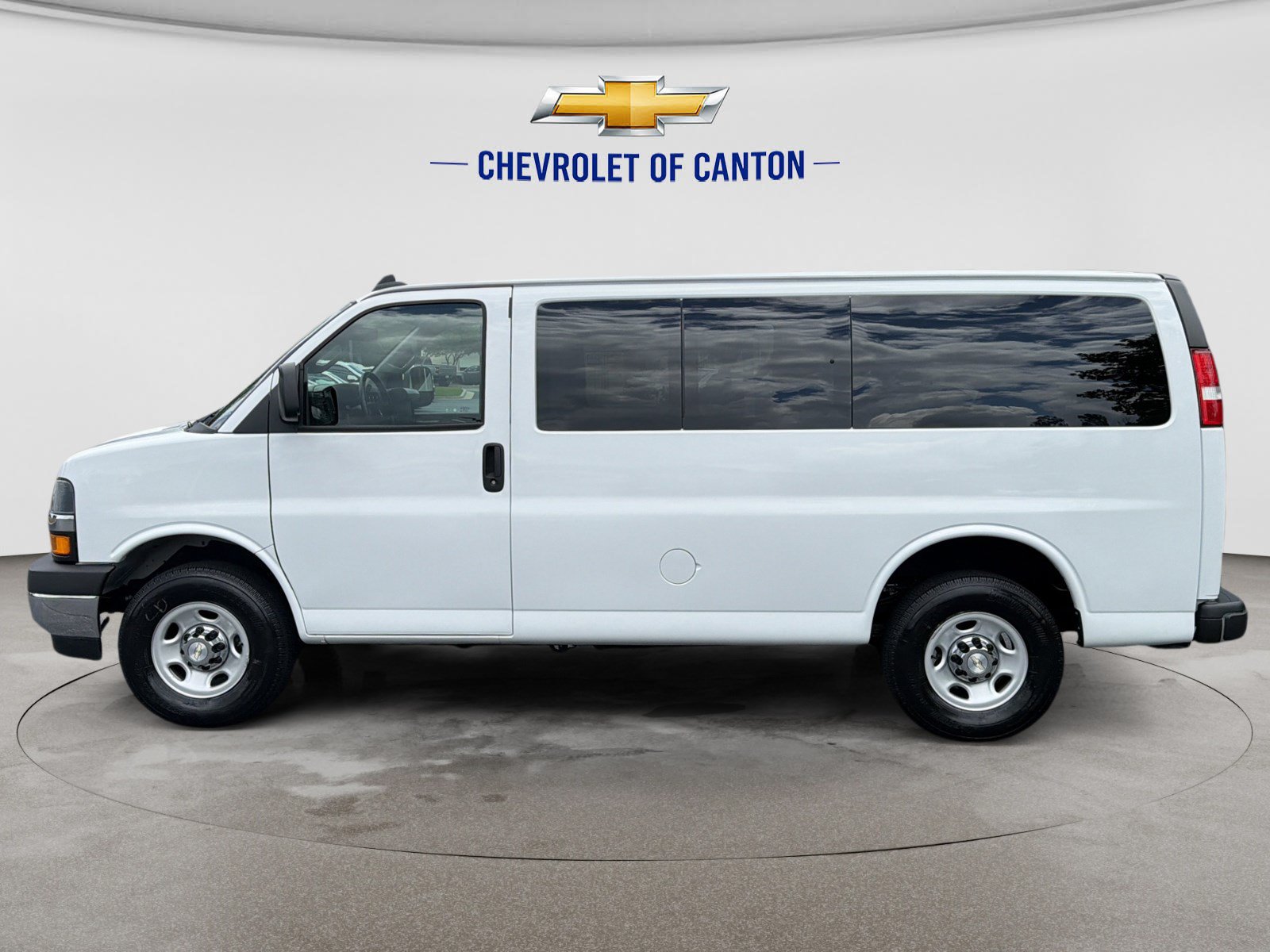 Used 2022 Chevrolet Express 2500 LT RWD image 8