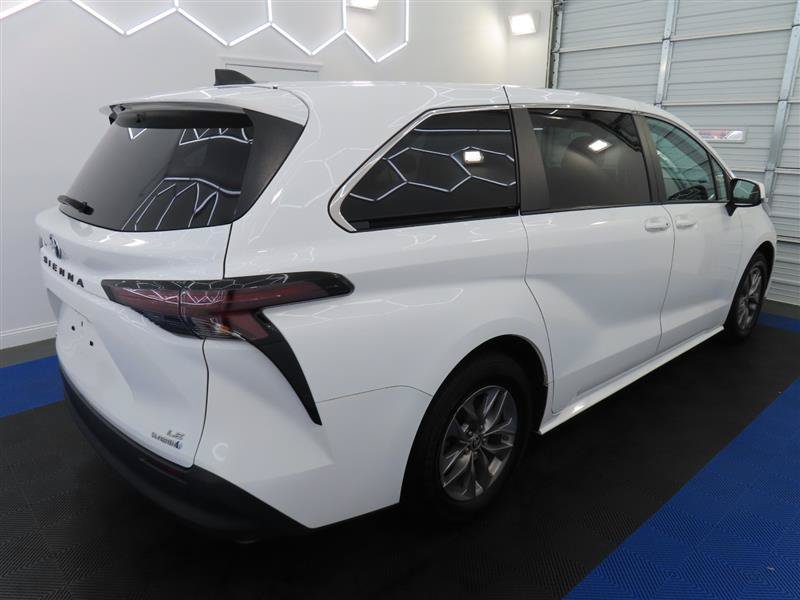 Used 2023 Toyota Sienna LE AWD/4WD image 15