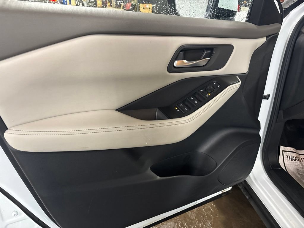Used 2024 Nissan Rogue SV AWD/4WD image 17
