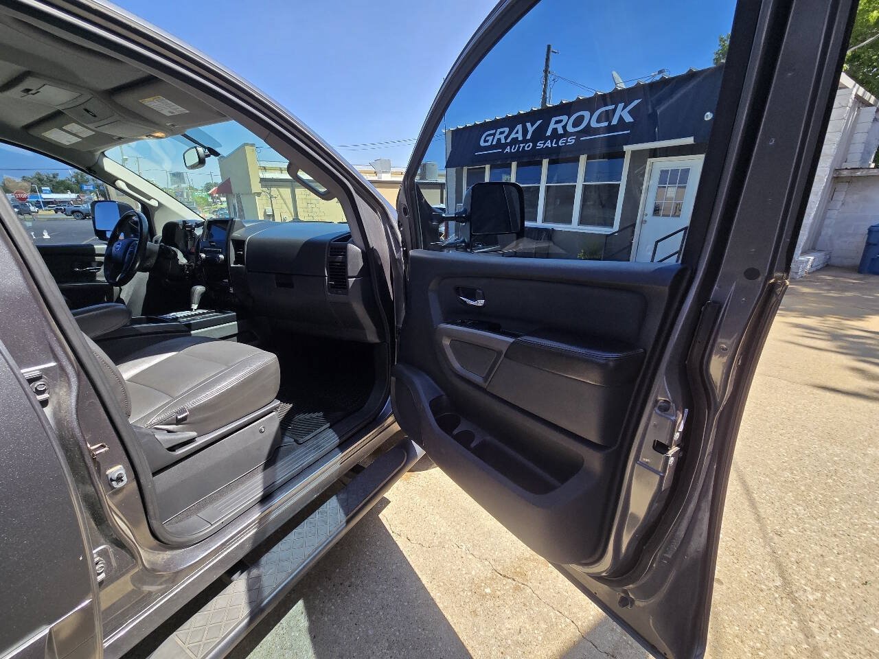 Used 2015 Nissan Titan SV w/ SV Value Truck Package AWD/4WD image 14