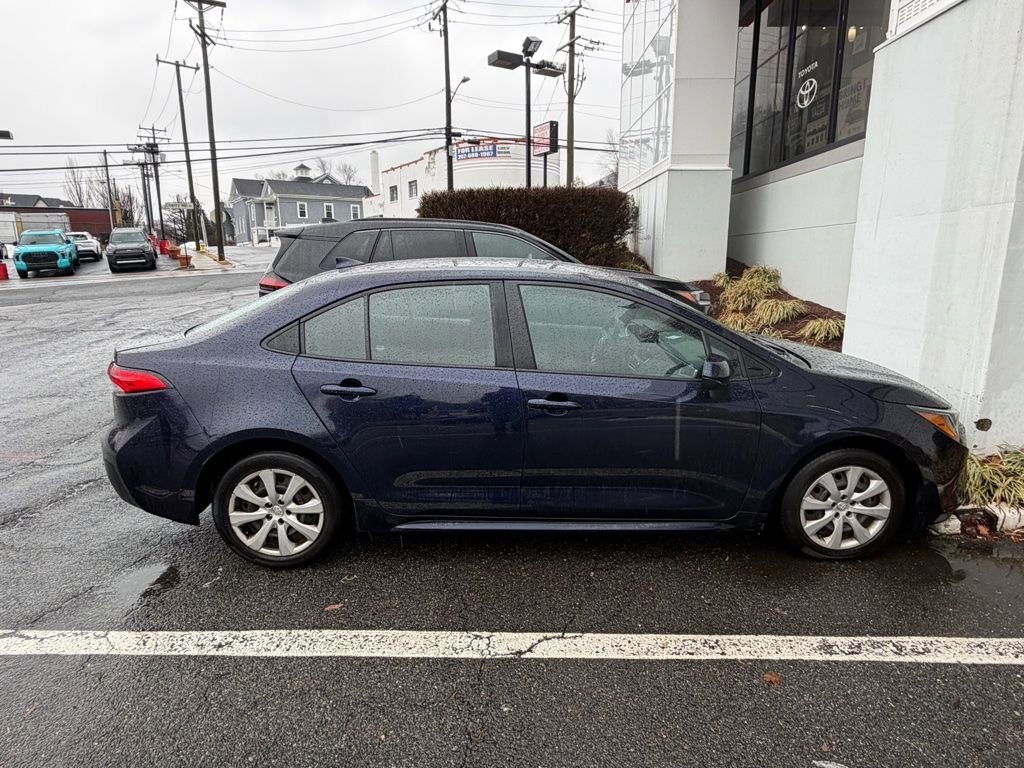 Used 2022 Toyota Corolla LE image 2