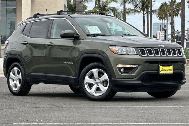 Used 2017 Jeep Compass Latitude FWD image 2