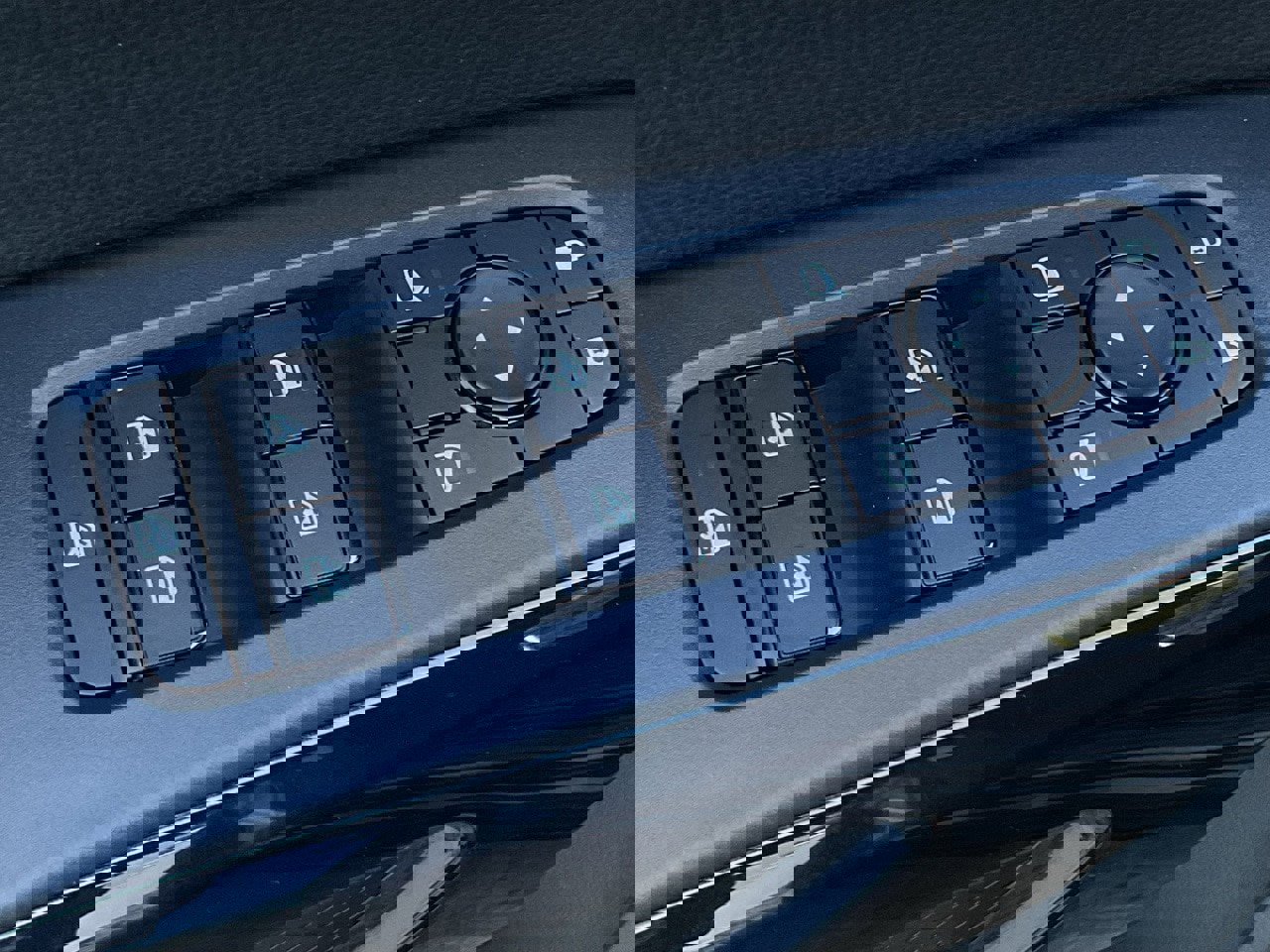 Used 2024 Nissan Pathfinder SV image 13