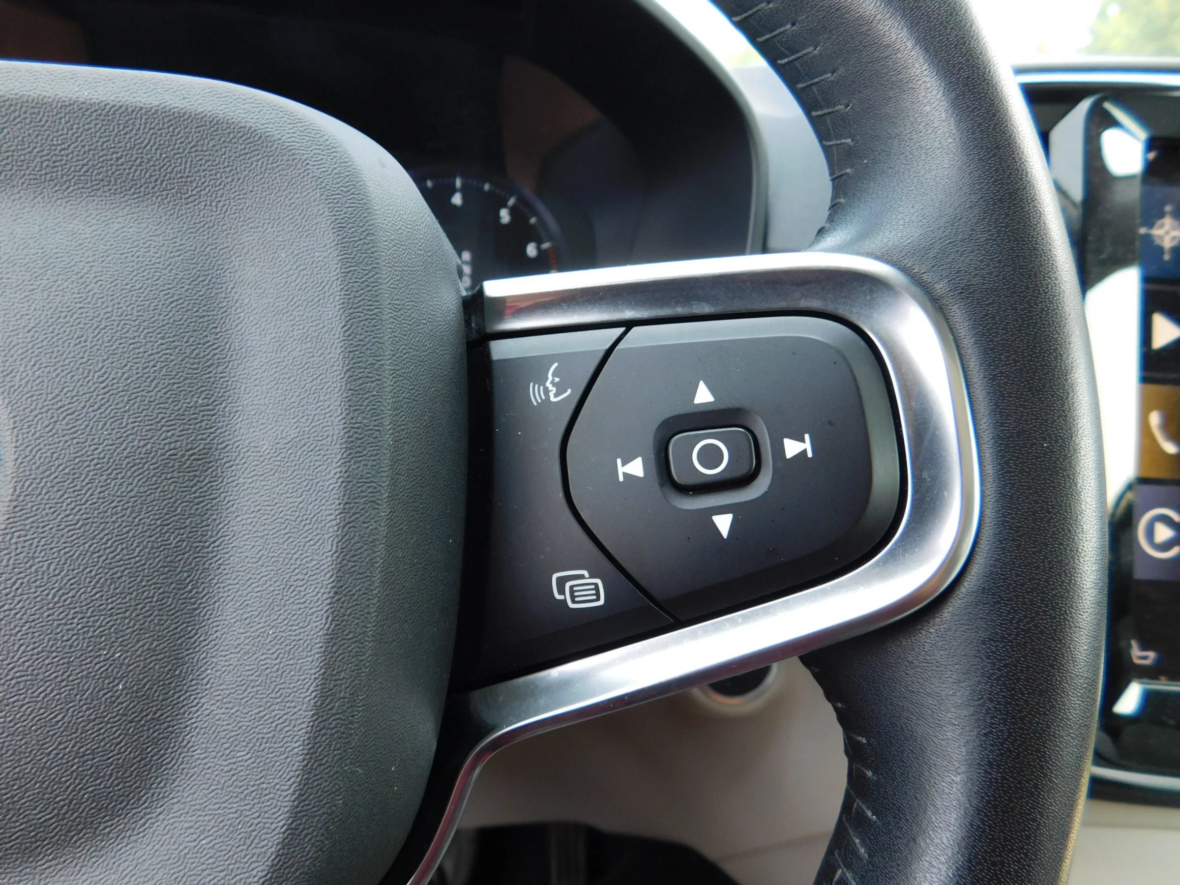 Used 2021 Volvo XC40 T4 Momentum FWD image 24