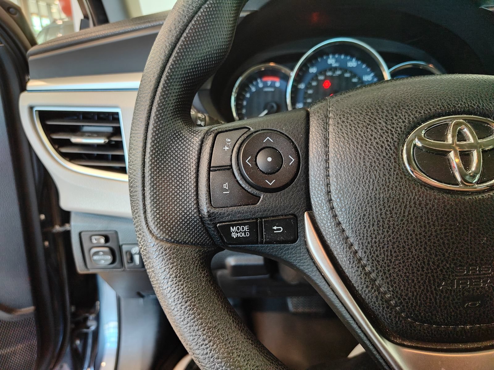 Used 2014 Toyota Corolla LE FWD image 9