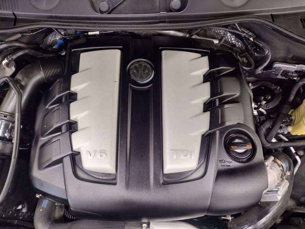 Used 2012 Volkswagen Touareg TDI image 6
