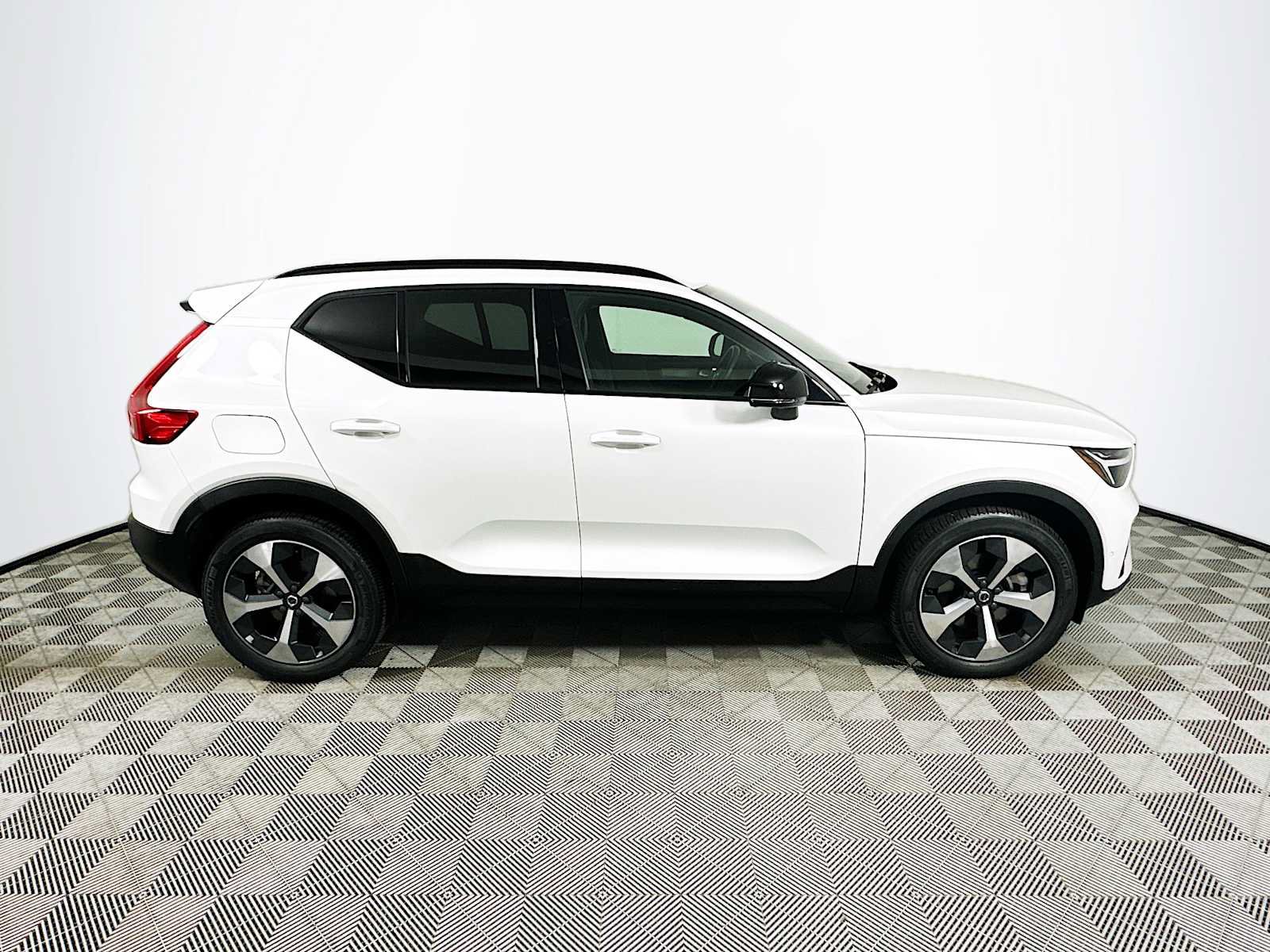 Used 2023 Volvo XC40 B5 Plus w/ Protection Package Premier AWD/4WD image 8