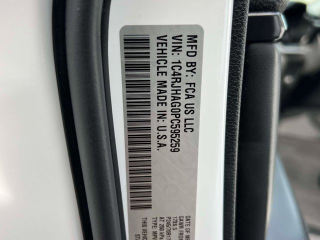 Used 2023 Jeep Grand Cherokee Laredo image 18