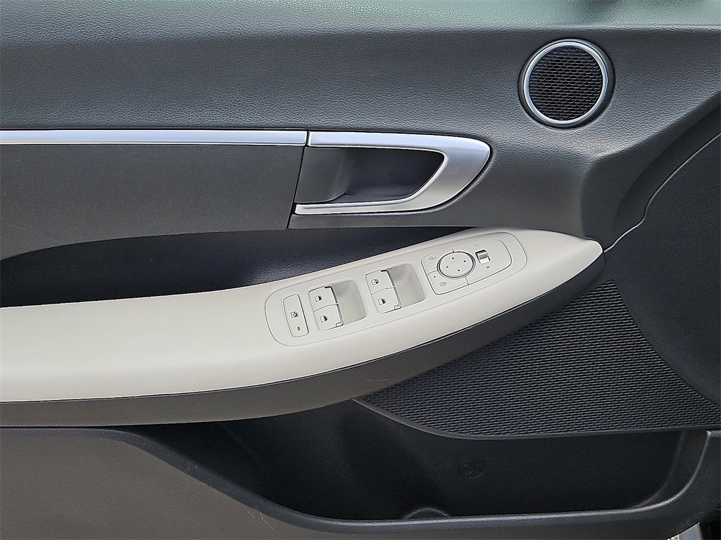 Used 2022 Hyundai Sonata SE w/ Winter Weather Package image 18