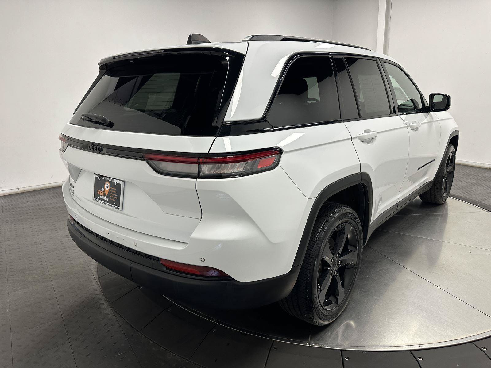 Used 2023 Jeep Grand Cherokee Altitude AWD/4WD image 13
