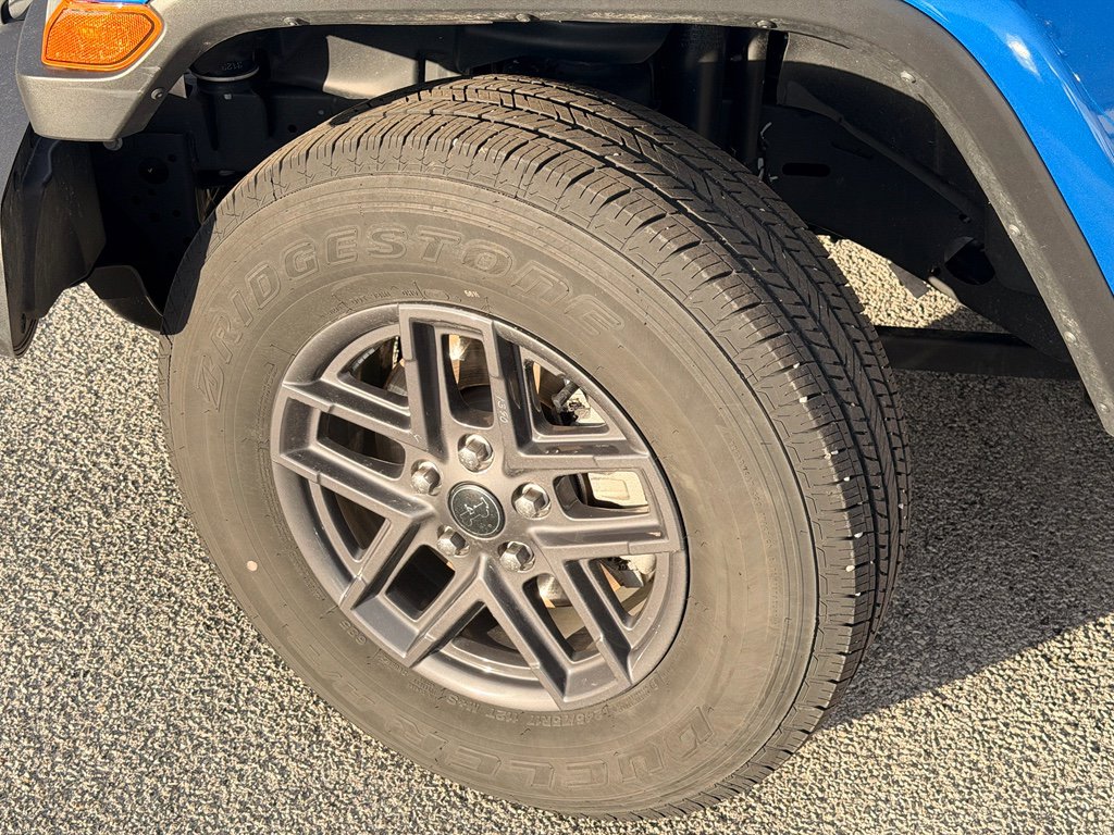 Used 2024 Jeep Gladiator Sport AWD/4WD image 10