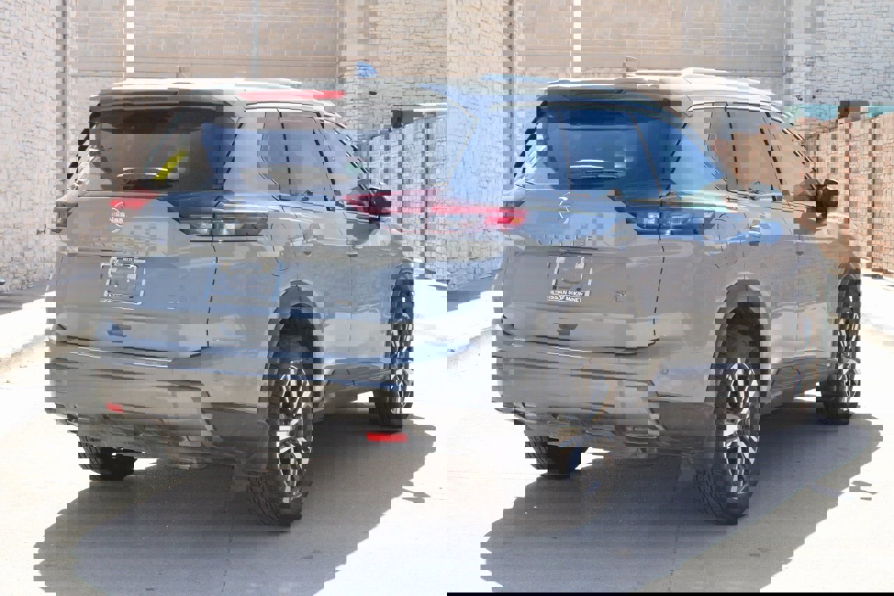 Used 2024 Nissan Rogue SL image 3