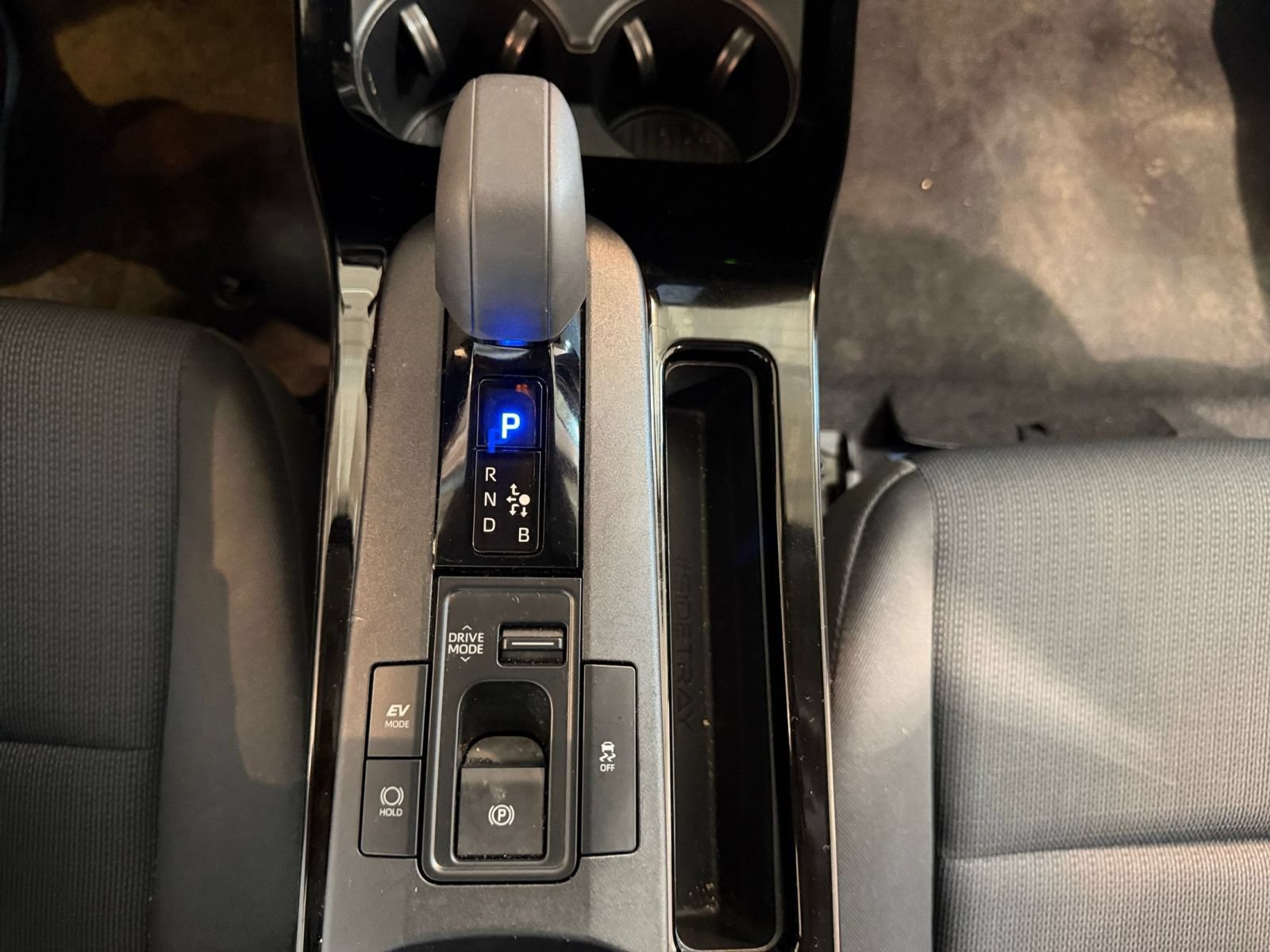 Used 2025 Toyota Prius LE FWD image 39