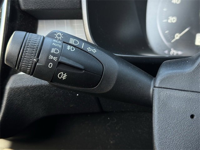 Used 2021 Volvo XC40 T4 Momentum image 22