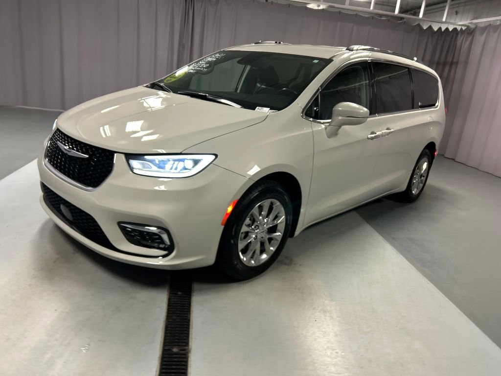 Used 2021 Chrysler Pacifica Touring-L FWD image 3