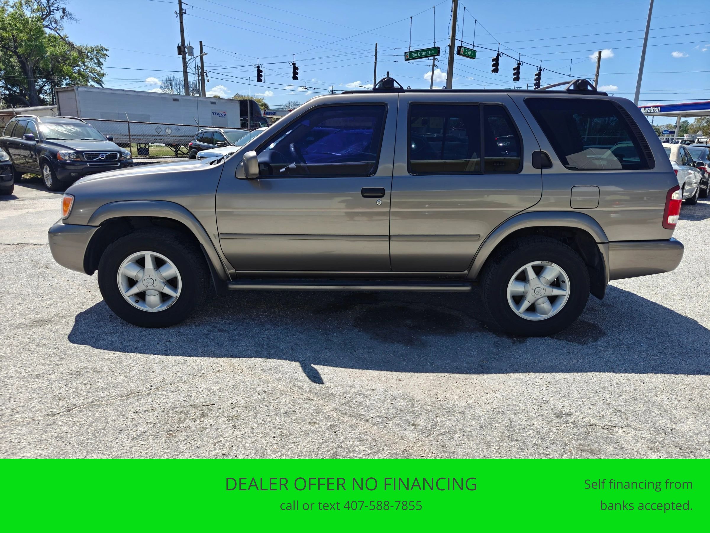 Used 2001 Nissan Pathfinder LE image 2