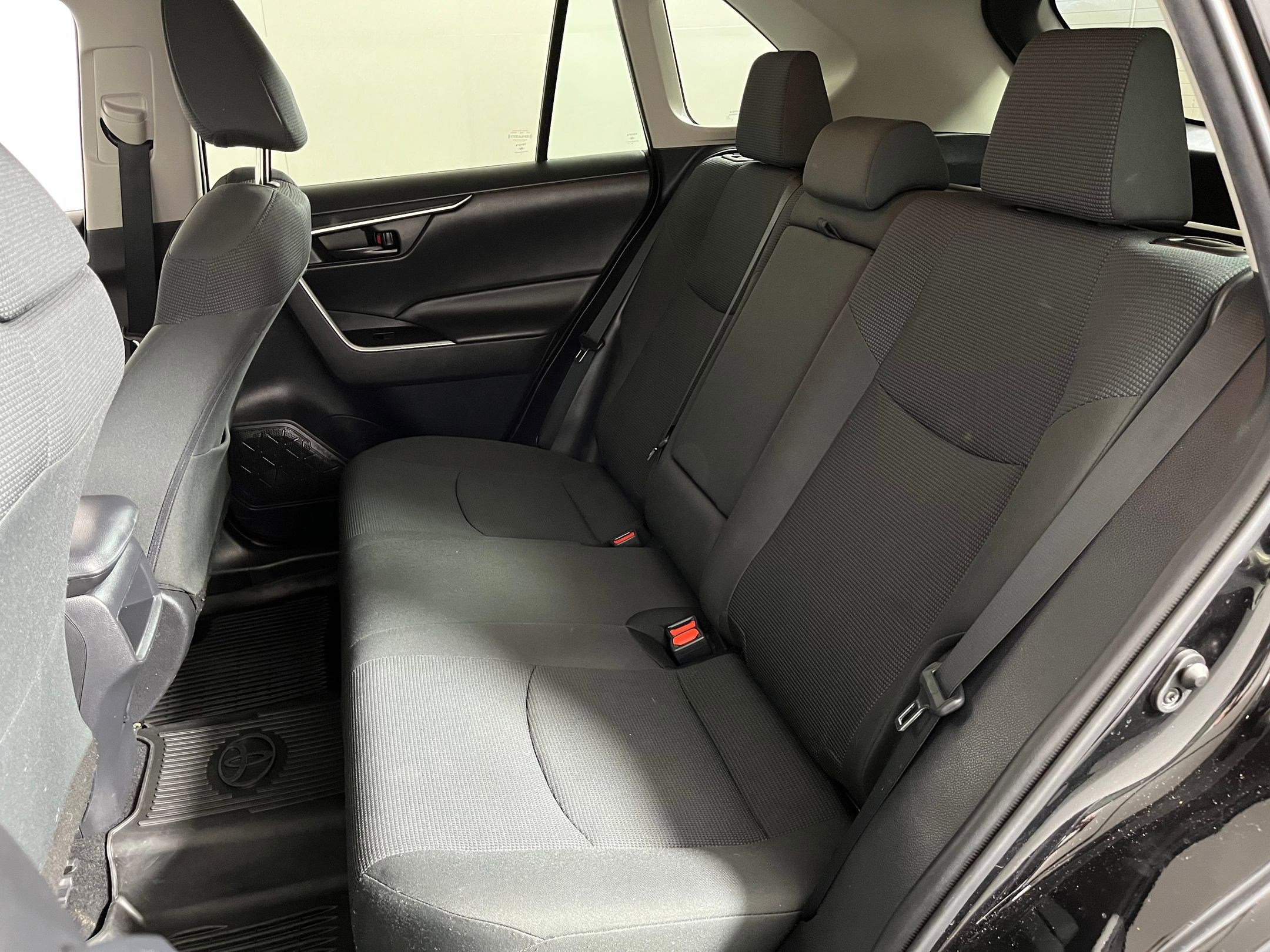 Used 2021 Toyota RAV4 LE image 12