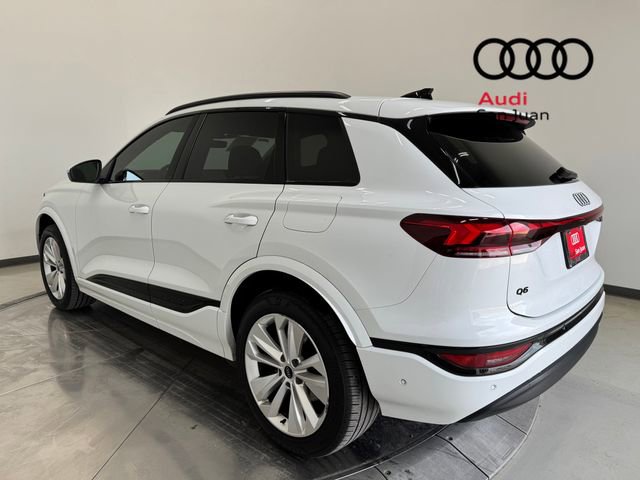 Used 2025 Audi Q6 e-tron Premium w/ Convenience Package RWD image 32