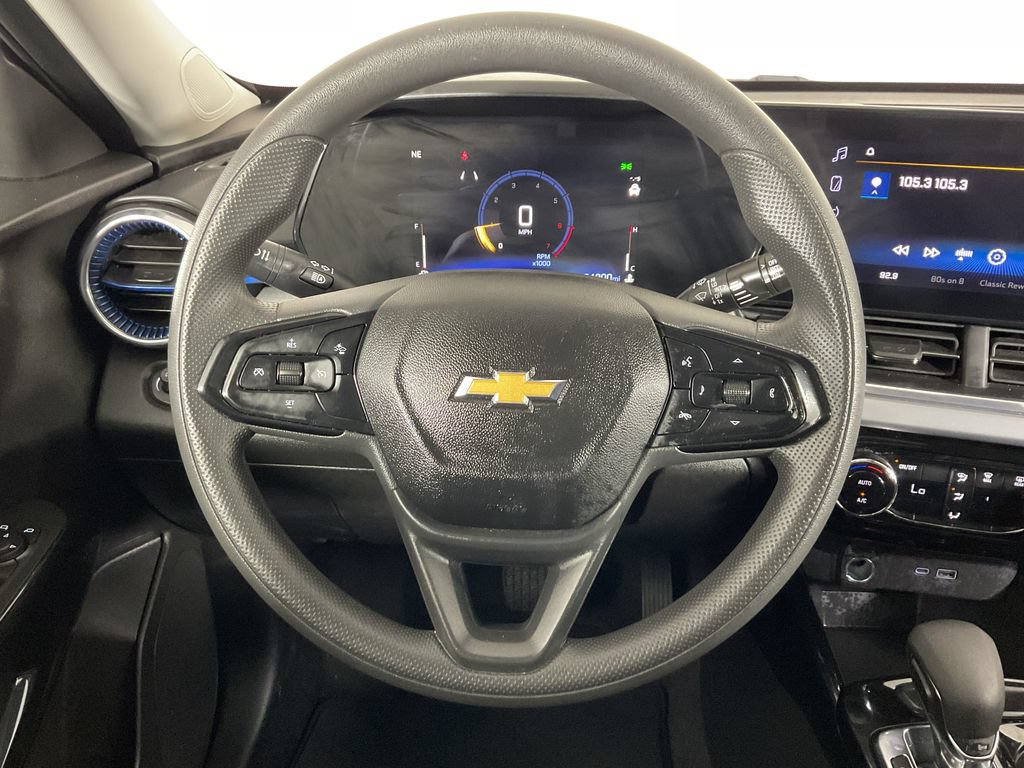 Used 2025 Chevrolet Trax LT FWD image 12