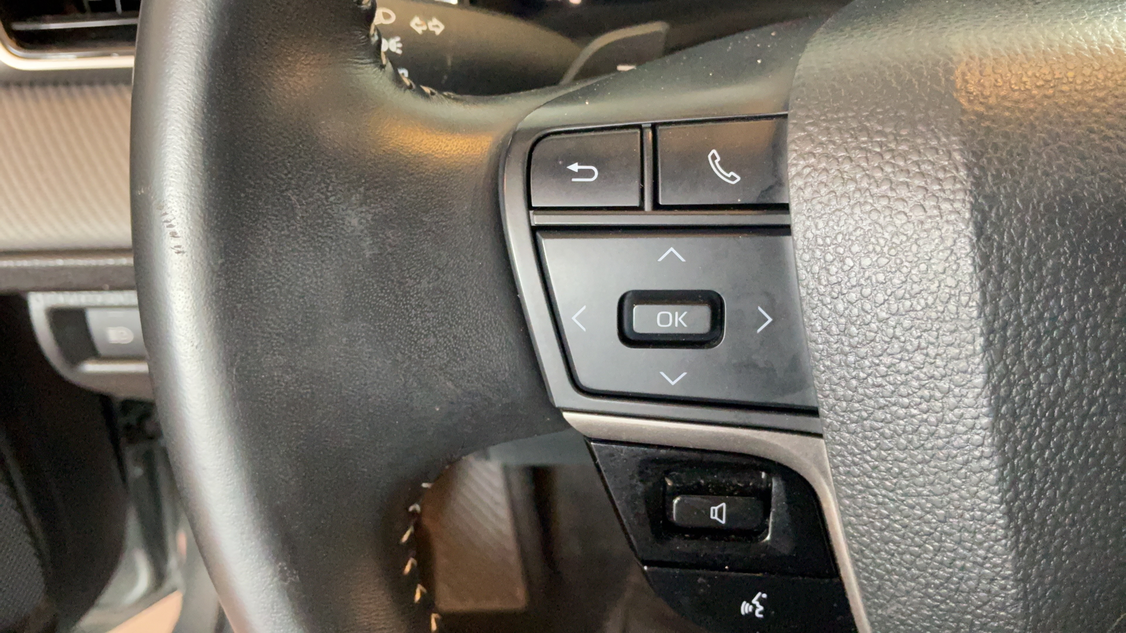 Used 2025 Toyota Camry SE w/ Convenience Package FWD image 15