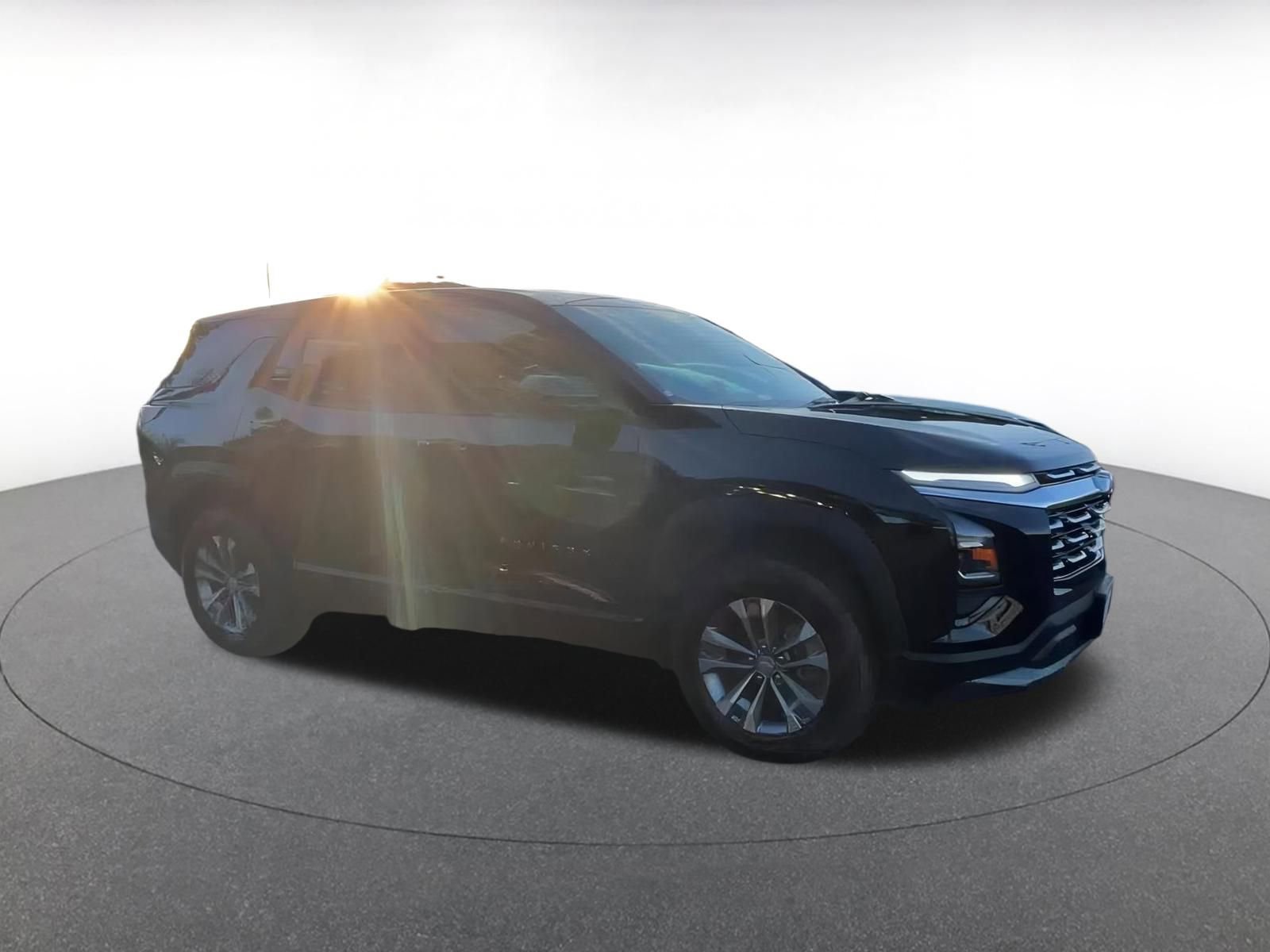 Used 2025 Chevrolet Equinox LT image 2