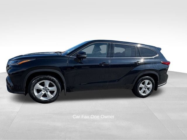 Used 2022 Toyota Highlander LE AWD/4WD image 6