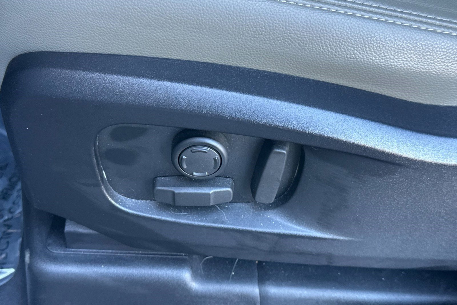 Certified 2023 Land Rover Defender 110 SE image 16