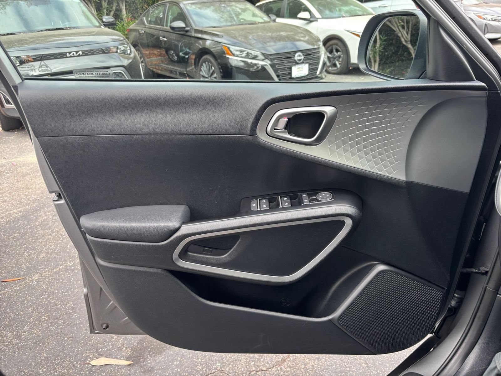 Used 2025 Kia Soul LX w/ LX Technology Package FWD image 15