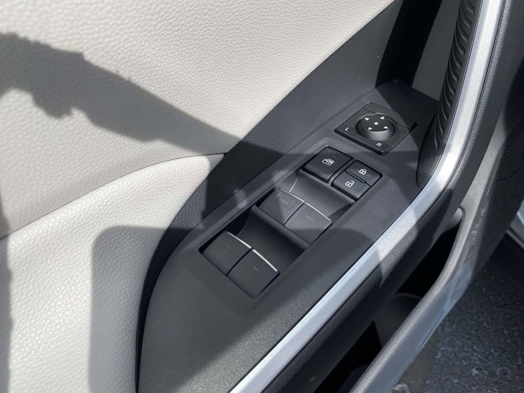 Used 2025 Toyota RAV4 XLE AWD/4WD image 12