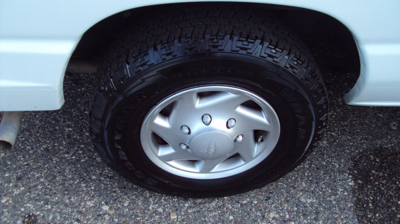 Used 2014 Ford E-250 and Econoline 250 Extended w/ Power Group image 40